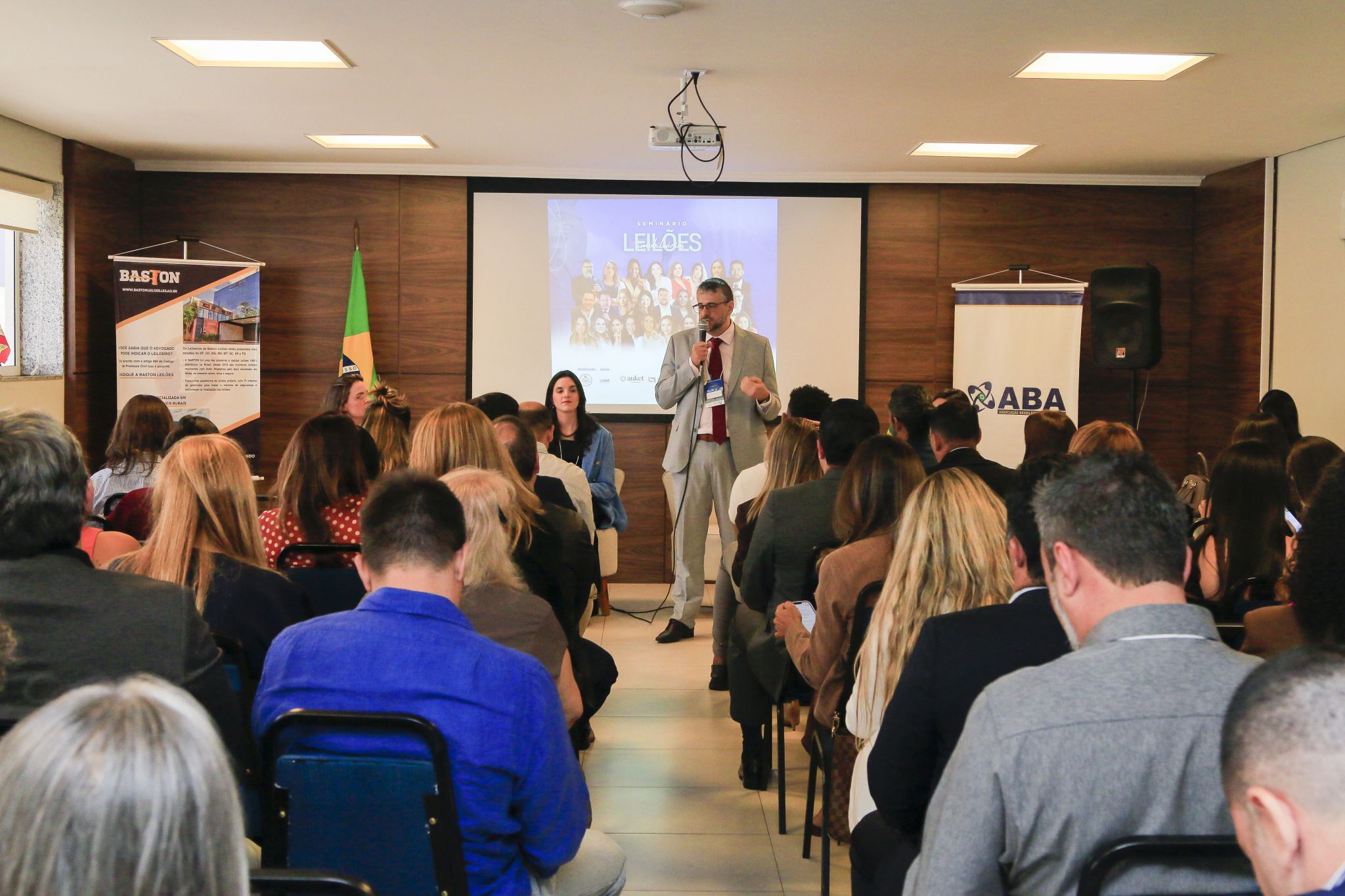 Aurélio Viana, fundador BUSCAi Leilões, palestrando sobre leilões
